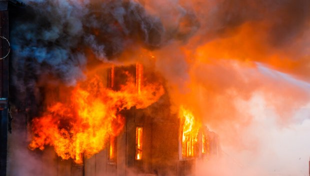 Загинал и ранени при пожар в старчески дом в Испания (СНИМКИ)