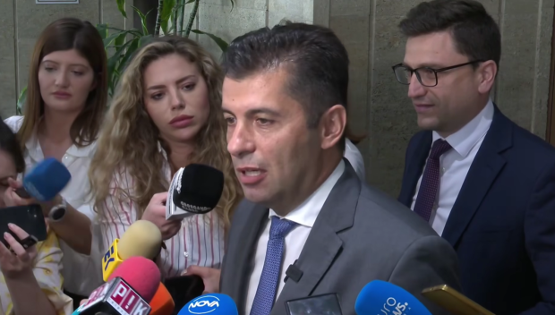 ШОУ В ПИК TV: Ограмотяват Кирил Петков с дисертация за плана Барбарос (ВИДЕО)