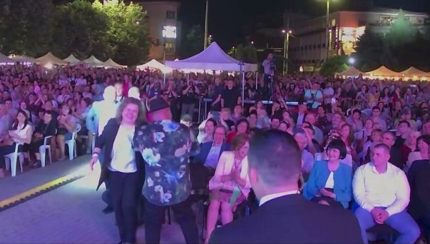 ОХРАНЯВАНА ОТ НСО: Киселова се разкърши на Мамбо №5 (ВИДЕО)