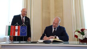 Премиерът Росен Желязков поднесе лични съболезнования за трагедията в Грац (СНИМКИ)