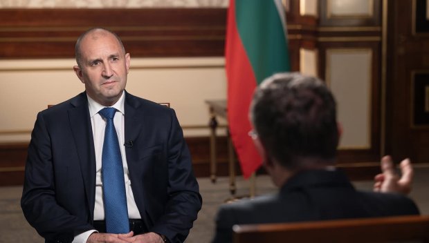 МРЕЖАТА ГРЪМНА след скандалното интервю на Радев за СиЕнЕн: Президентът е опасен и влиза в хипотезата на национален предател