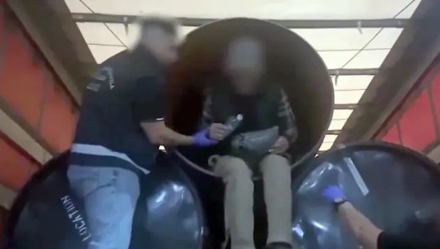 Турски мафиот напъха бежанци в тръби - каналджията взел по 10 000 евро на човек, за да ги прекара през България