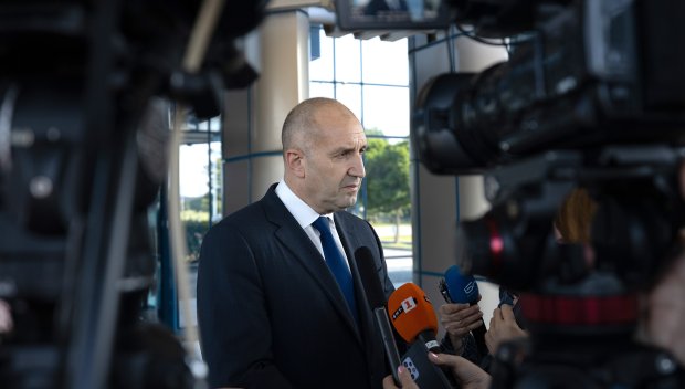 КРИЗА НА ДОНДУКОВ 2: Радев и антуражът му в паника заради сринатия рейтинг след бойкота срещу еврото