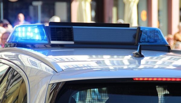 Задържа мъж, заканил се да заколи полицай и служители в два магазина
