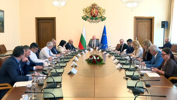 Премиерът Желязков: Тол камерите ще санкционират движение в аварийната лента (ВИДЕО)