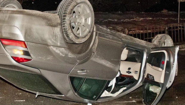 20-годишен сътвори здрава каскада, обърна се по таван