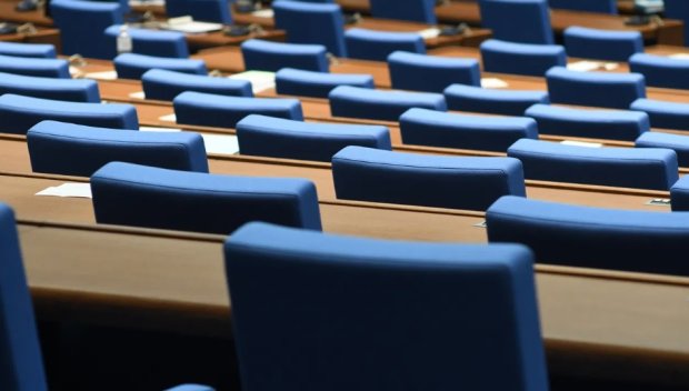 ИЗВЪНРЕДНО В ПИК TV! Депутатите гласуваха третия вот на недоверие на кабинета Желязков. Възраждане“ пак взривиха залата с хулиганско поведение - депутатка се изпътани на трибуната и я окупира (ОБНОВЕНА)