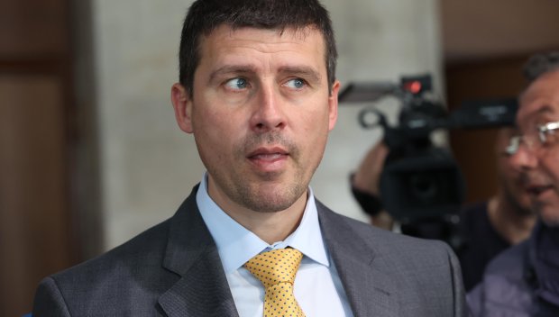 САМО В ПИК И РЕТРО: Спипаха Ивелин Михайлов на бира скара, нагъва лимони с пържола за мъжка мощ (ПАПАРАШКИ СНИМКИ)