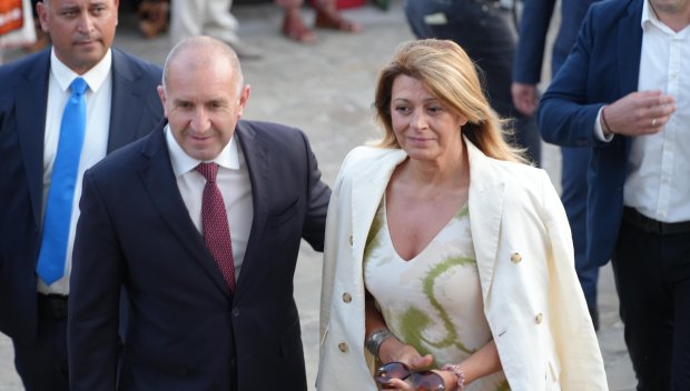 САМО В ПИК: На Радев не му дреме нито за лева, нито за Боташ - важно е да поглези жена си на евро ваканция за ЧРД (СНИМКИ)