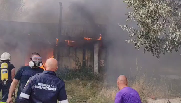 Голям пожар пълзи към Пазарджик, призоваха хората да се движат с маски (ВИДЕО)