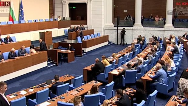 Депутатите гласуваха гъвкаво работно време за родителите на деца до 12 години