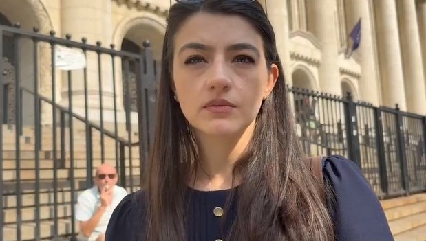 САМО В ПИК TV! На Лена й се привиждат десетки хиляди по площадите, отрече да е плакала в колата пред дома си (ВИДЕО)