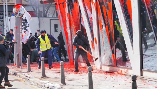 СЛЕД ПОГРОМА НА ВЪЗРАЖДАНЕ: Шестима обвинени за вандалщината срещу сградата на ЕП