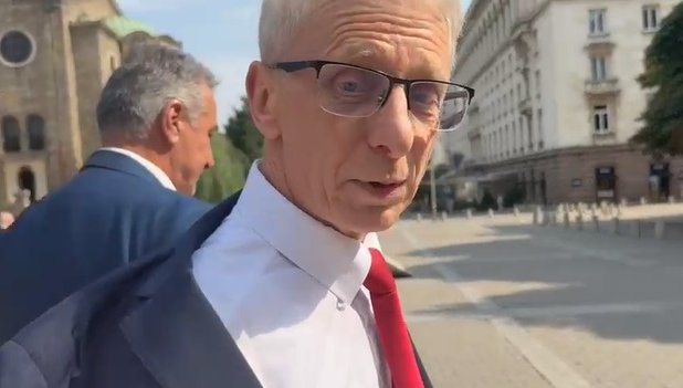 ТОТАЛЕН ХИТ! Денков ядоса Колтуклиева. Водещата на ПИК TV го дръпна за сакото: Клеветник! Как не ви е срам!? Извинете ми се! Академикът подскочи като ощипана госпожица: Не ме пипайте (ВИДЕО)