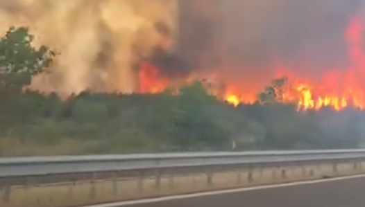 Огромен пожар бушува на магистрала Тракия