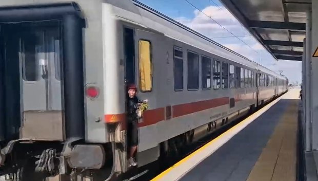 Жена пътува близо 7 минути, затисната в полуотворена врата на влак (ВИДЕО)