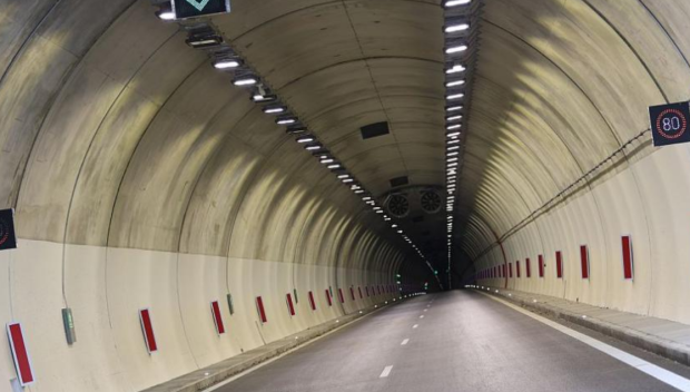 БЕЗУМИЕ! Кифла си направи фотосесия в тунел Железница (СНИМКА)