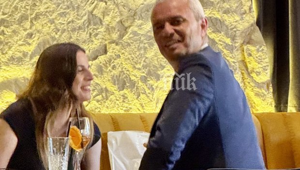 САМО В ПИК! Копейкин с отчаян пиар след краха с протестите - цъфна с Флорчето в лъскаво заведение в центъра на София. Той пийва фрешове, тя се налива с аперол (ПАПАРАШКИ СНИМКИ)