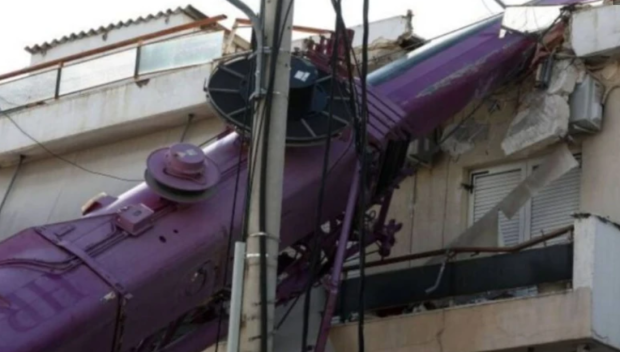 Камион с кран се стовари върху двуетажна къща в Перистери