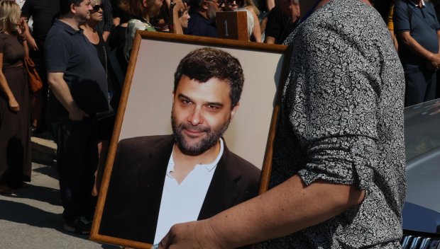 Стотици приятели и близки се простиха с Тодор Славков (СНИМКИ)