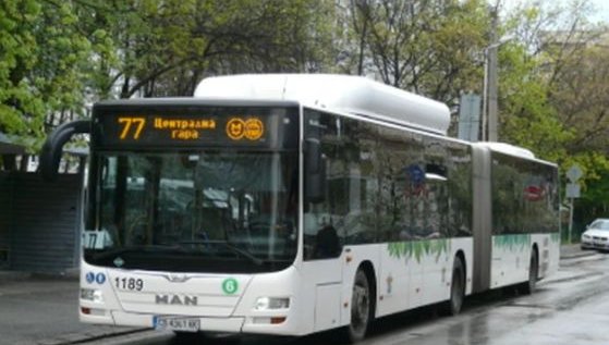 Трима души са ранени след инцидент с автобус в Бургас