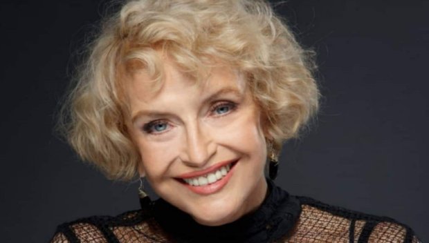 САМО В ПИК И РЕТРО: Камелия Тодорова се вози в метрото цялата в злато (ПАПАРАШКИ СНИМКИ)