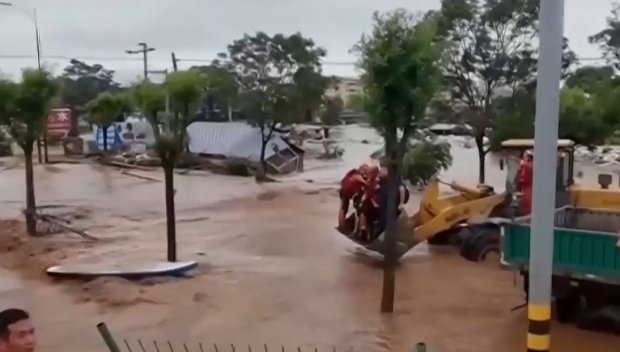 Най-малко 30 души загинаха при наводнения в Пекин