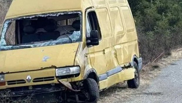 Микробус с младежи се удари в електрически стълб край Абланица, осем са ранени