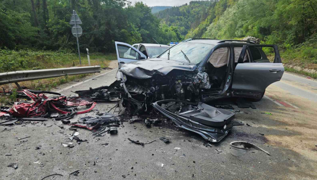 Младежи са в тежко състояние след катастрофа на АМ „Тракия“
