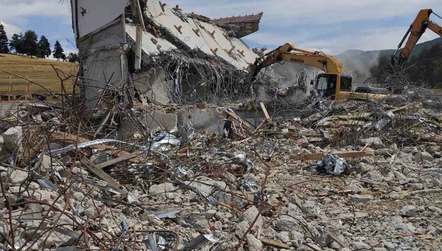 Бутнаха хотела на Румен Гайтански-Вълка на язовир Искър (СНИМКИ)