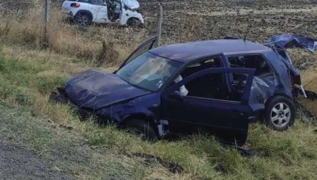 Катастрофа на „Тракия“: Две коли излетяха в нива, има ранени деца (СНИМКИ)