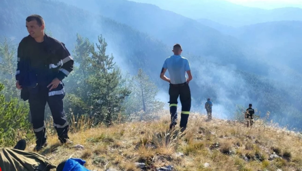 100 души продължават да гасят пожара в Пирин