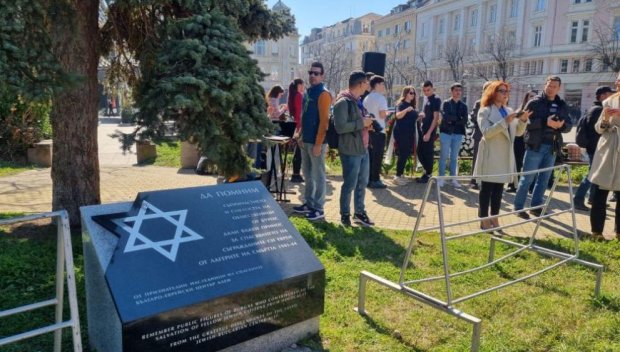 Оскверниха Паметника на спасителите на бургаските евреи, прокуратурата се самосезира