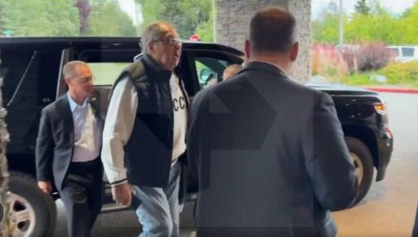 Защо Лавров облече пуловер с надпис СССР в Аляска