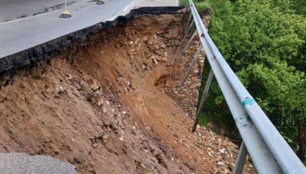 Свлачище блокира движението по пътя Асеновград - Смолян