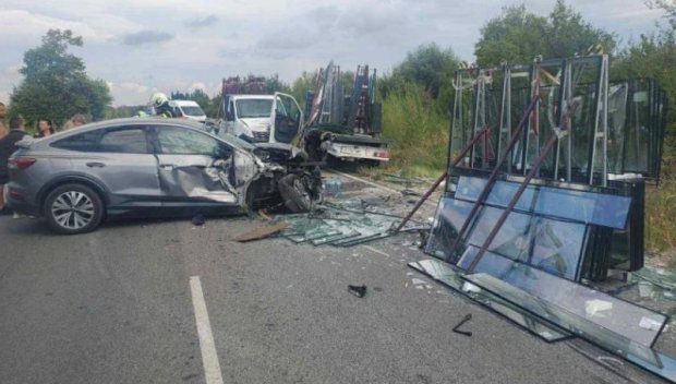 Тежка катастрофа на пътя Звъничево - Лозен, навсякъде има стъкла