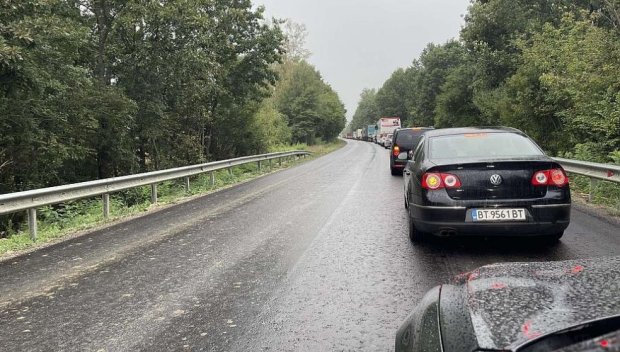 Огромно задръстване край Микре заради катастрофирал тир