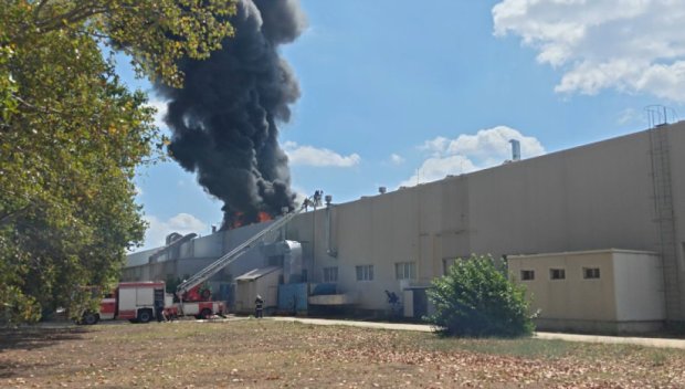 Евакуираха работници заради пожар в производствен цех в Сливен (ВИДЕО)