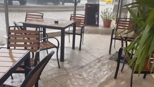 ИЗВЪНРЕДНО! Черноморец е под вода - силна буря връхлетя курорта (ВИДЕО/СНИМКИ)