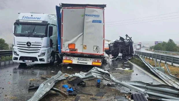 ОТ ПОСЛЕДНИТЕ МИНУТИ: Магистрала Хемус е блокирана, обърнаха се два тира