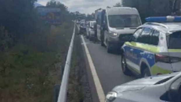 Километрично задръстване и хаос край Банско заради катастрофа