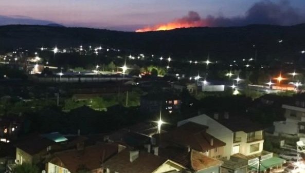 Голям пожар пълзи към Големо село