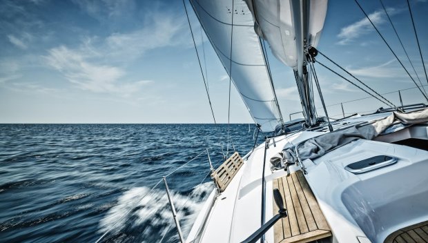 ДРАМА В МОРЕТО: Яхта се обърна край Бургас