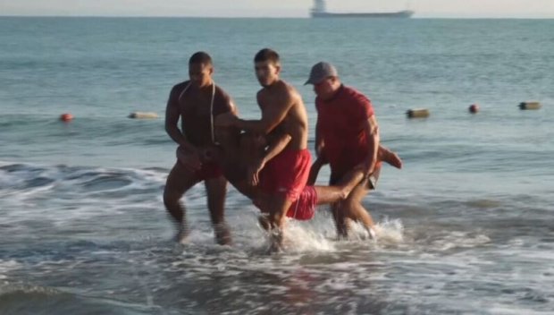 ЛУДОСТ НА ПЛАЖА: За ден спасиха деветима от удавяне на Кабакум“