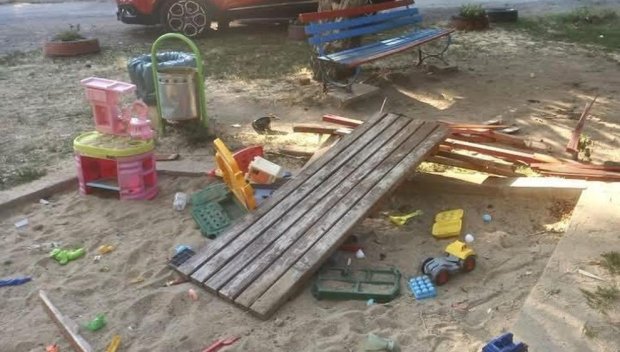 Пиян беглец от полицията се вряза в детска площадка