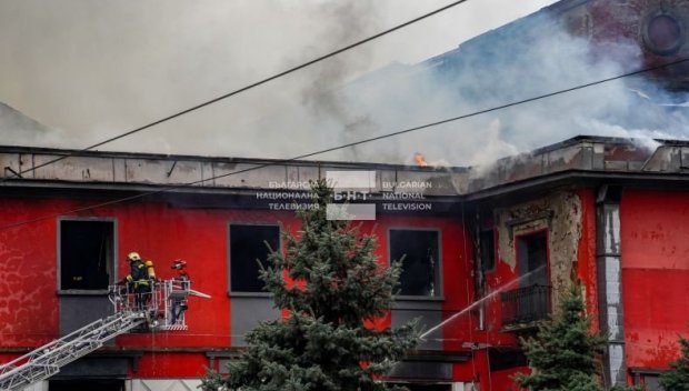 Пожар пламна в бившето кино „Възраждане“ в София