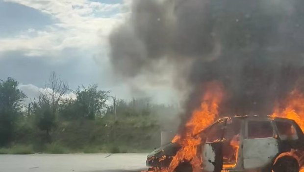 Автомобил изгоря преди третия тунел на АМ „Струма“ в посока Перник (СНИМКИ)