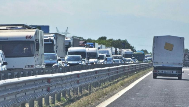 ДВИЖЕНИЕТО Е ЗАТРУДНЕНО: ТИР катастрофира на “Тракия“ (СНИМКА)