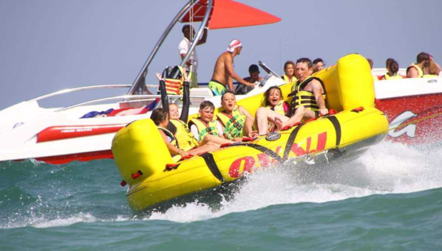 НОВ ИНЦИДЕНТ С ВОДЕН АТРАКЦИОН: 16-годишен пострада на „плаващ дюшек“ в Слънчев бряг