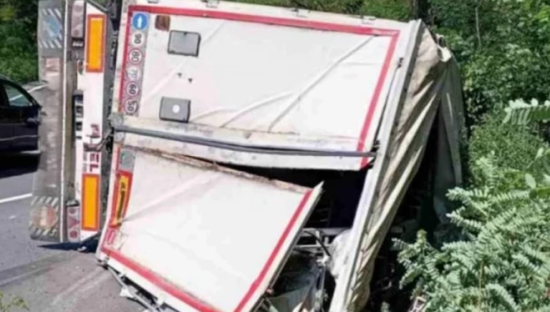 Тир се обърна в прохода Стражата под Калофер, трафикът е рисков